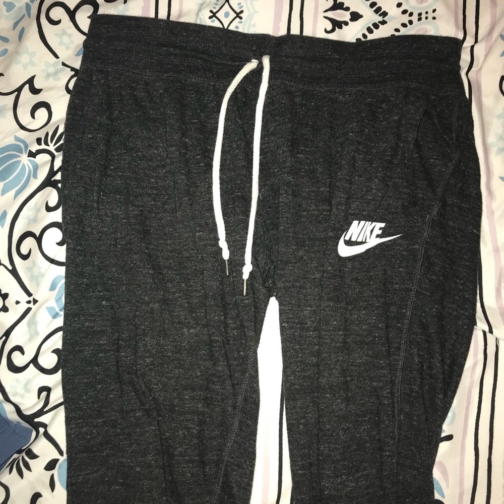 LIKE NEW NIKE CROPPED JOGGERS